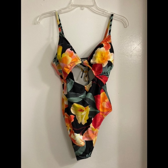 Shade & Shore keyhole front one piece swimsuit - Picture 3 of 8